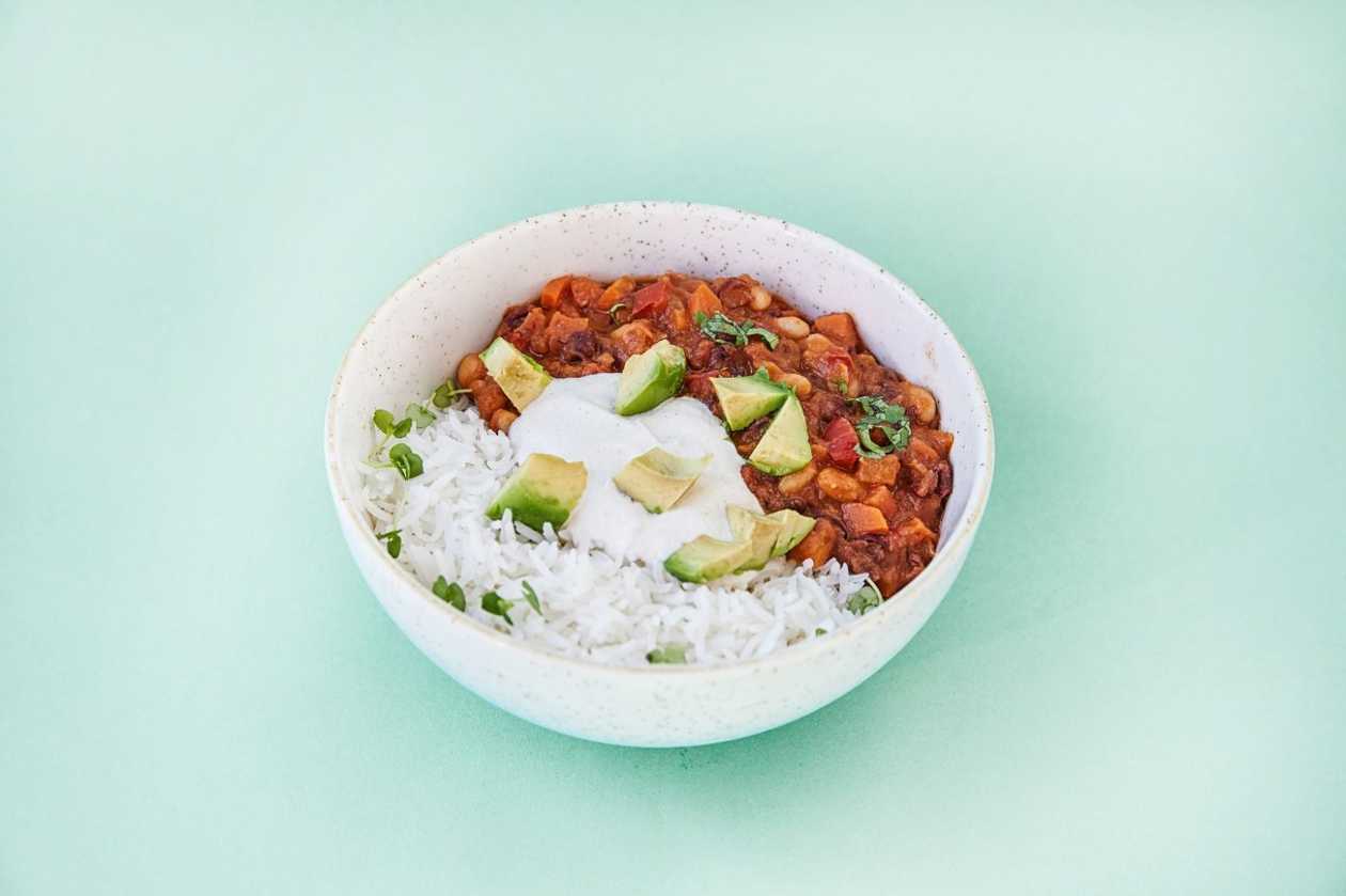 Chilli vegan cu avocado și smântână de caju