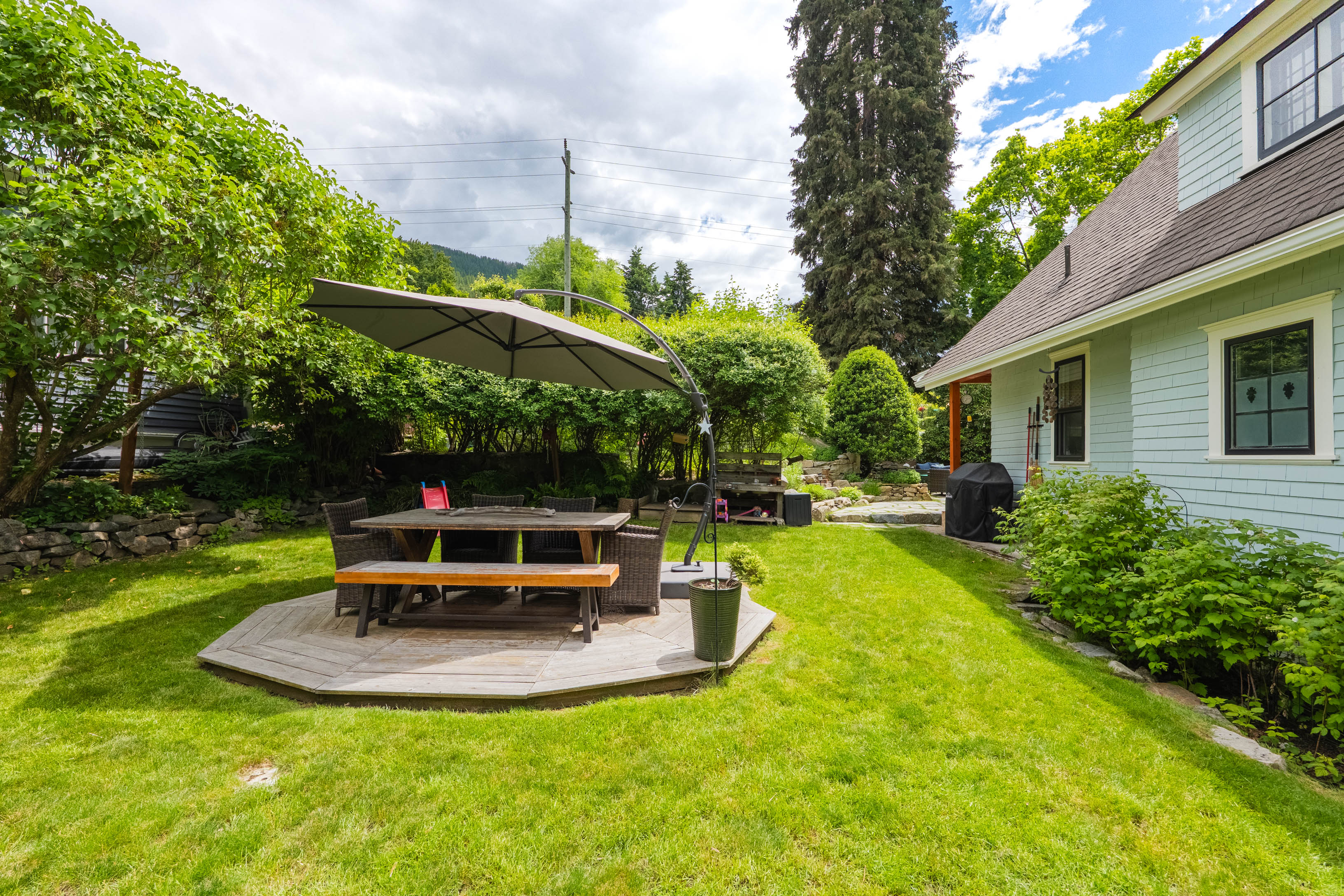 Patio and outdoor seating at 502 Houston Street