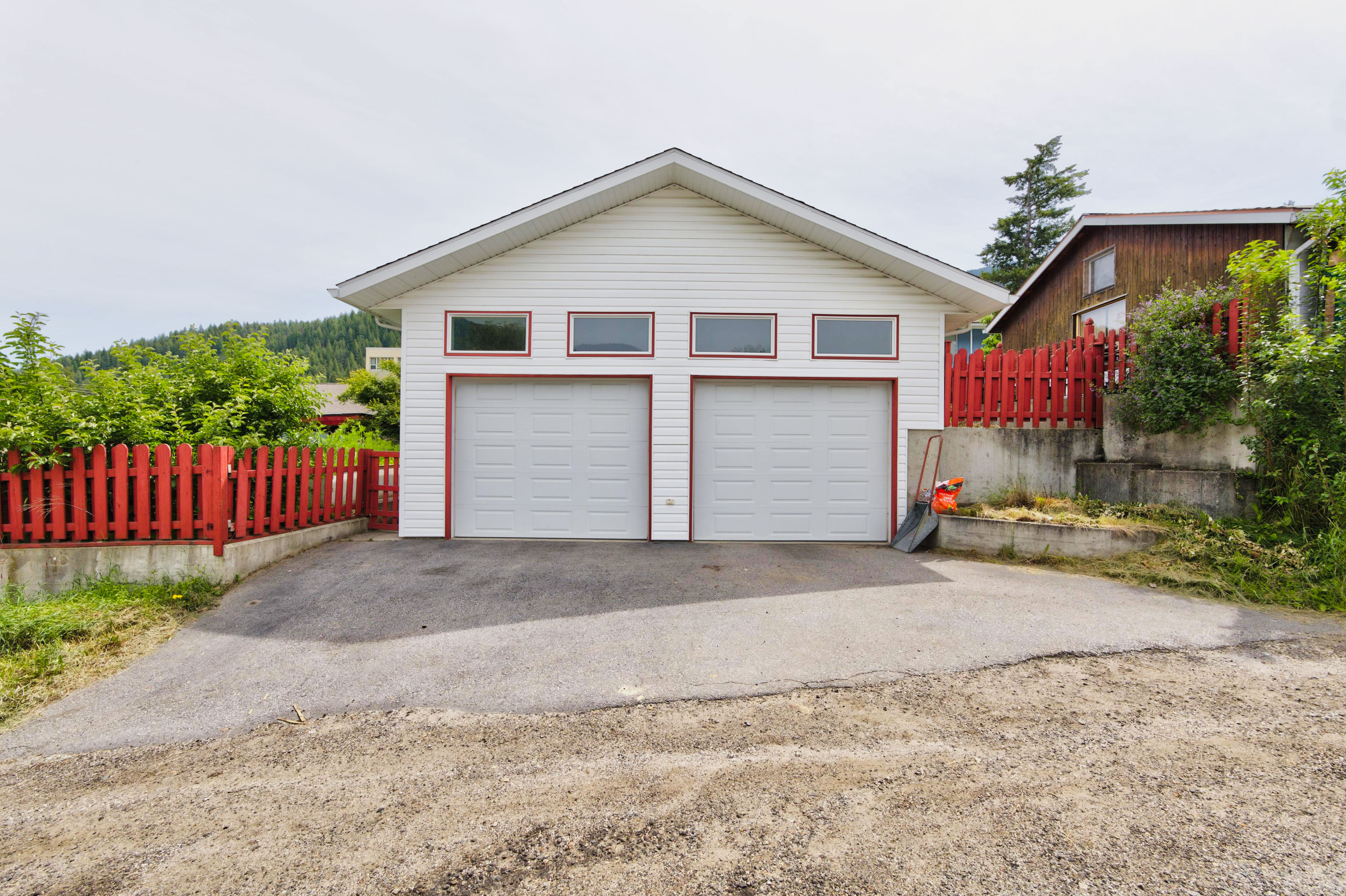 Over-height double garage at 815 Tenth Street in Nelson BC