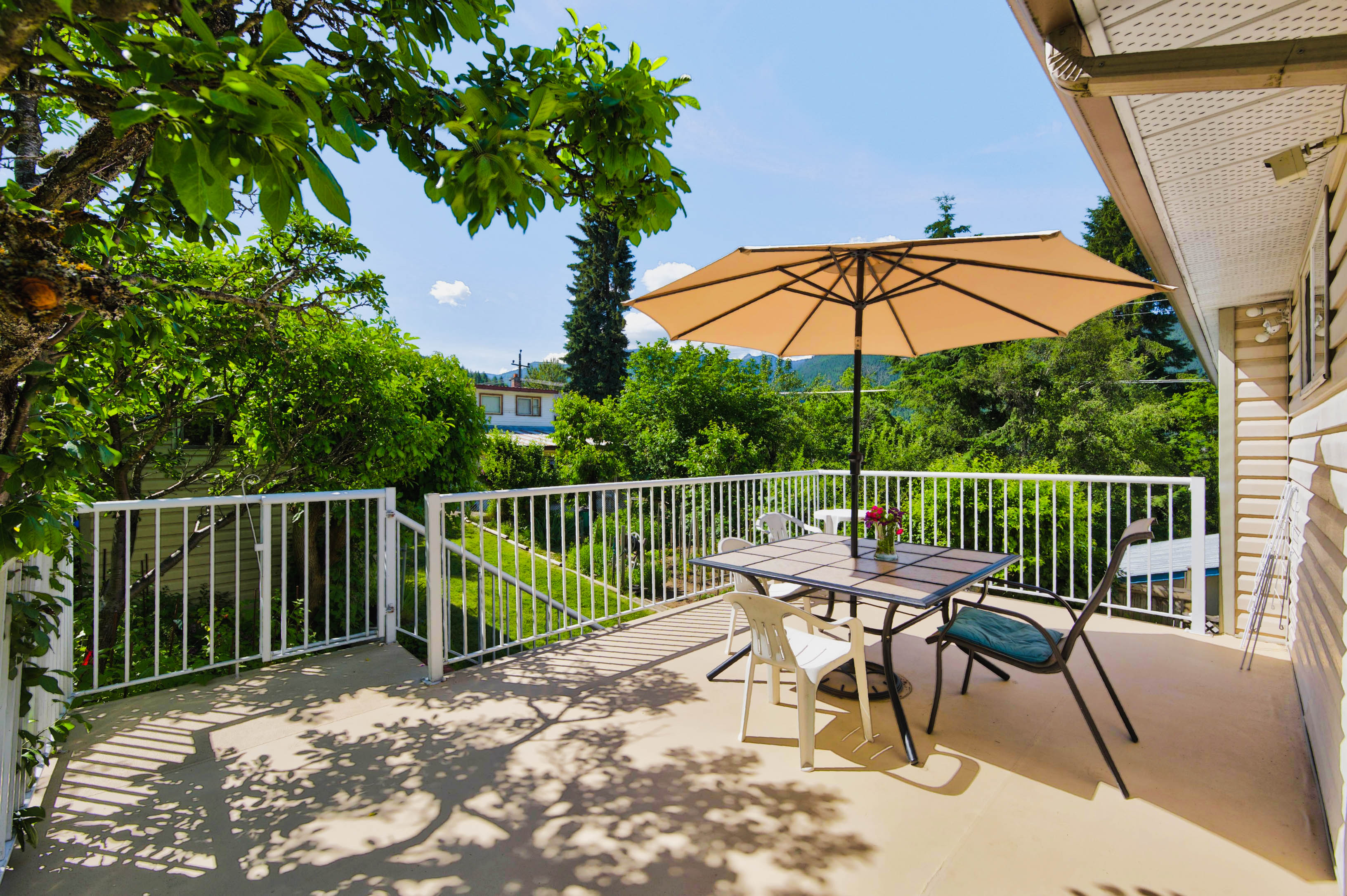 Outdoor deck with greenery and mountain views