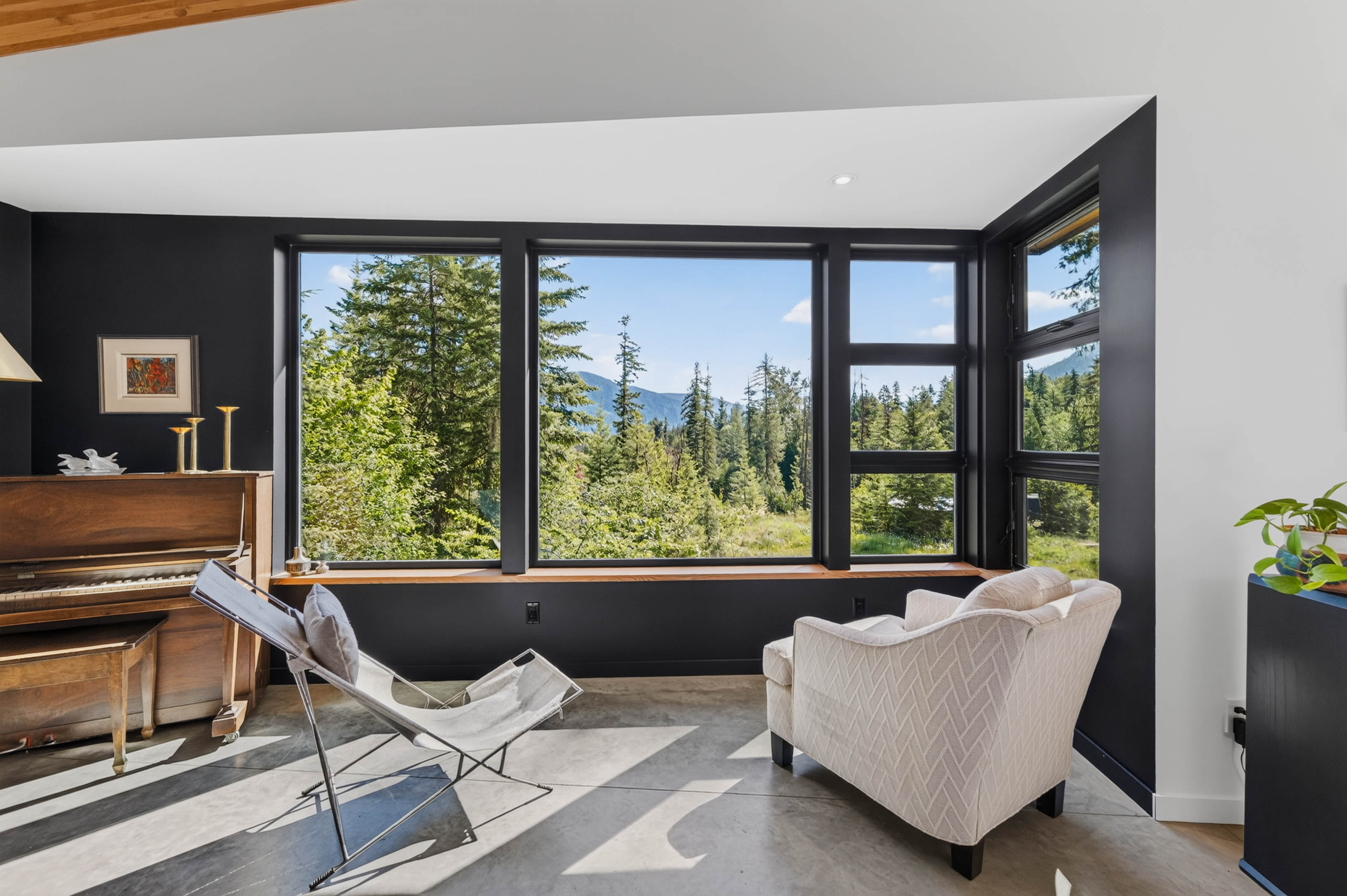 Quiet sitting area with windows and views at 4135 Kays Road