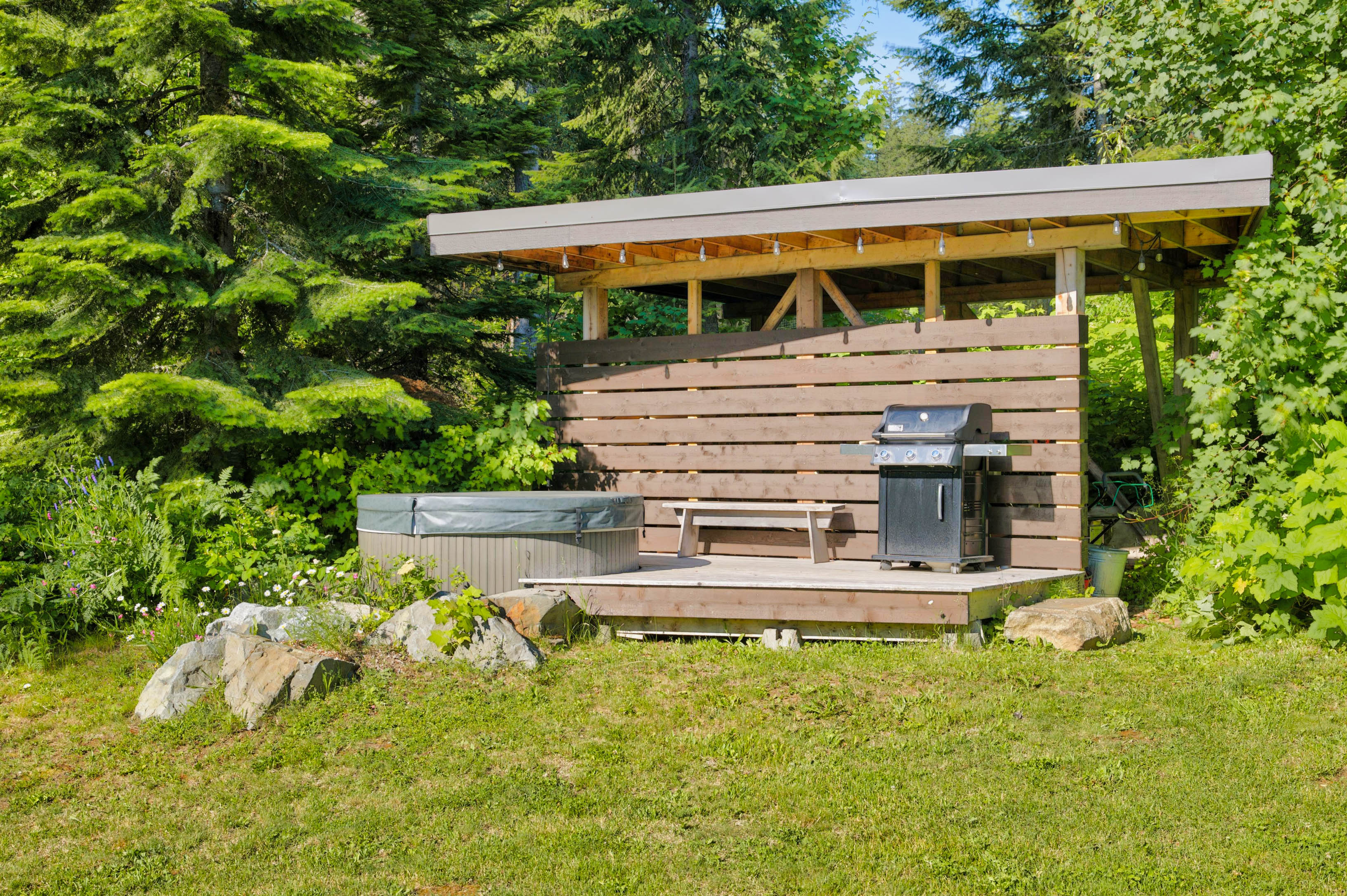 Hot tub and outdoor sitting area at 4135 Kays Road