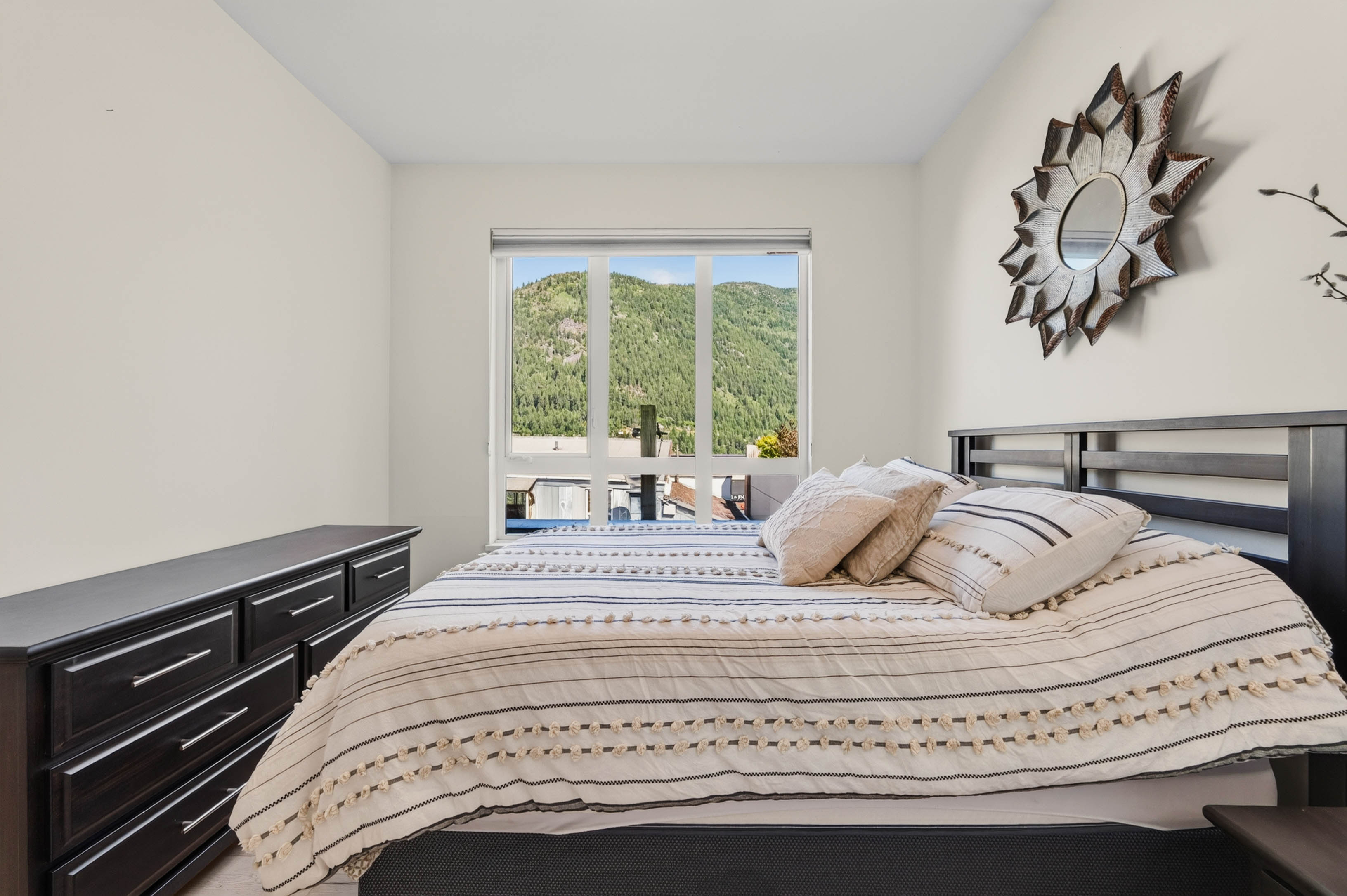 Second bedroom with mountain view