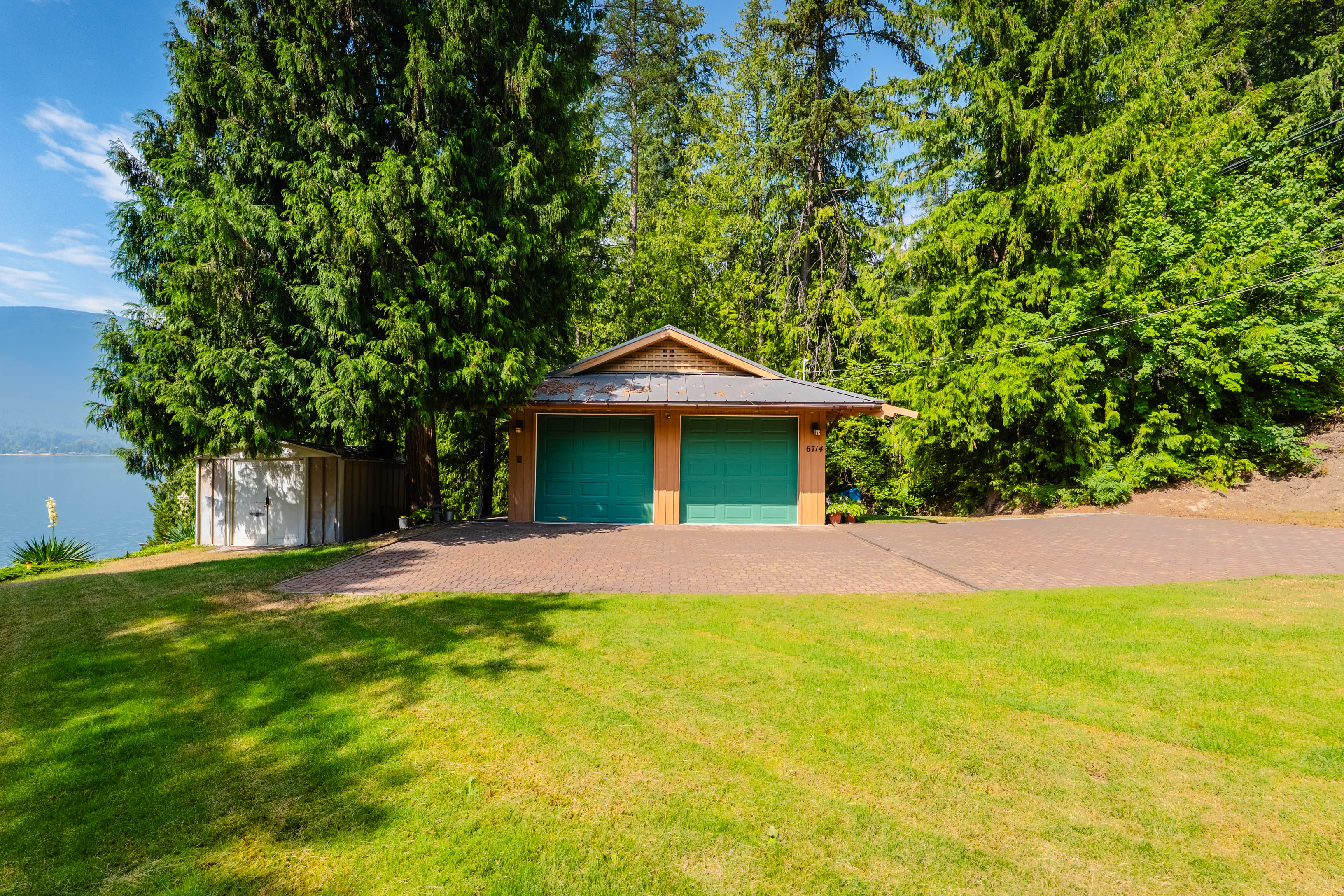 Detached garage at 6714 Highway 3A