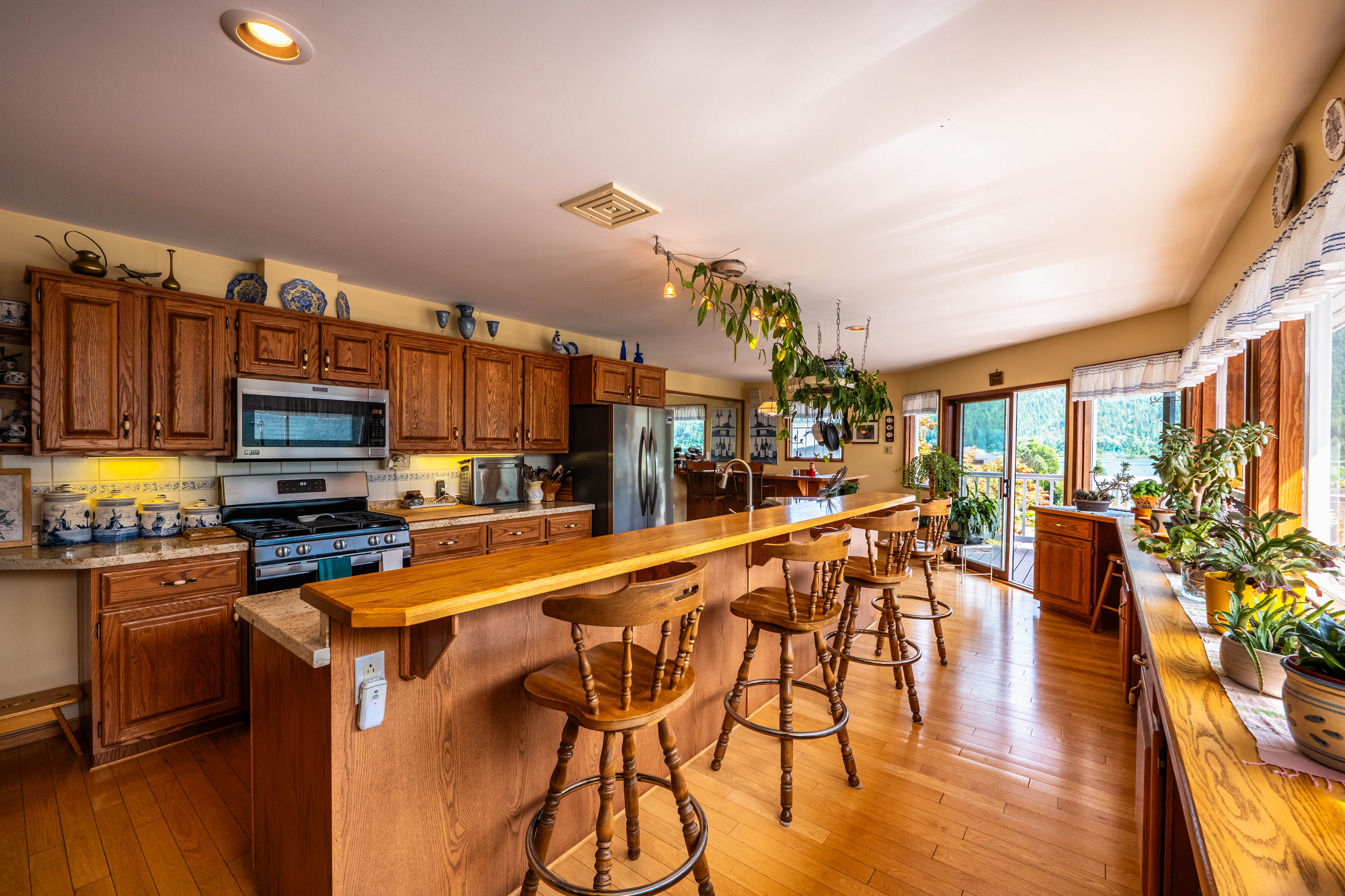Spacious kitchen and breakfast bar