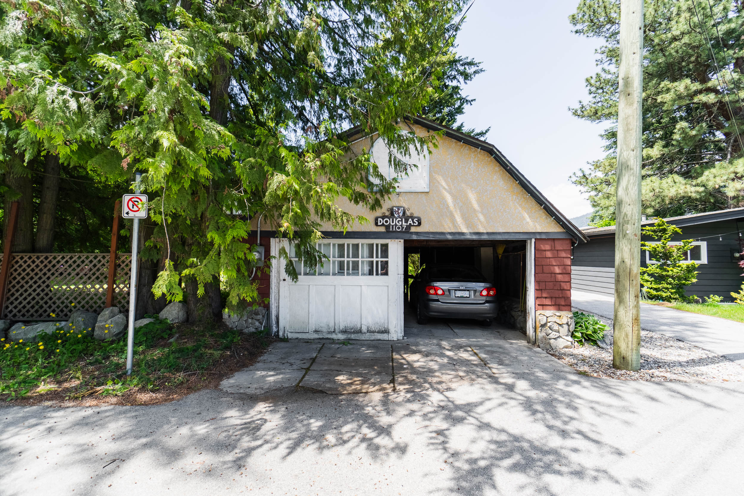 Detached double garage at 1107 Robertson Avenue