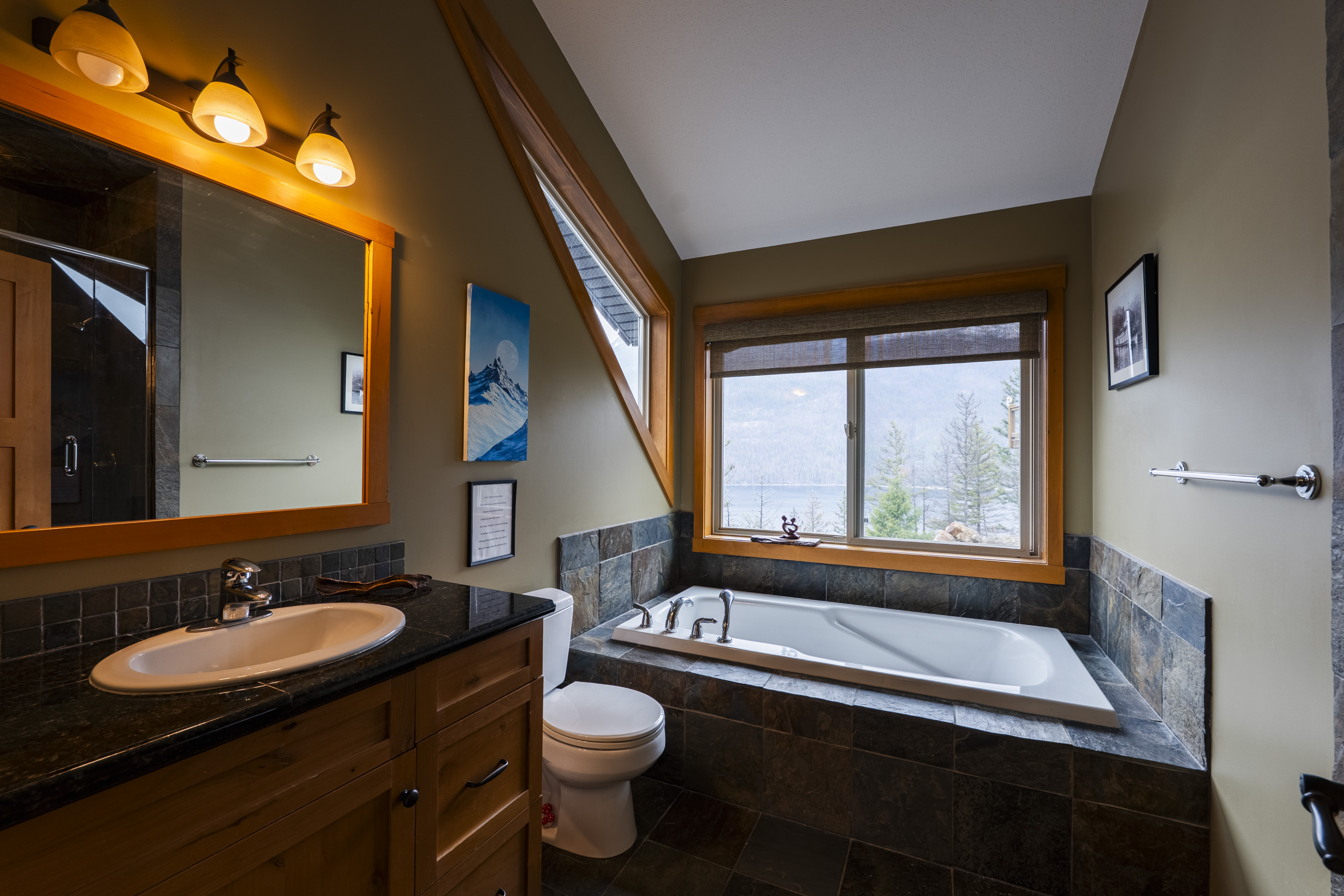 Primary ensuite with deep soaker tub and lake view