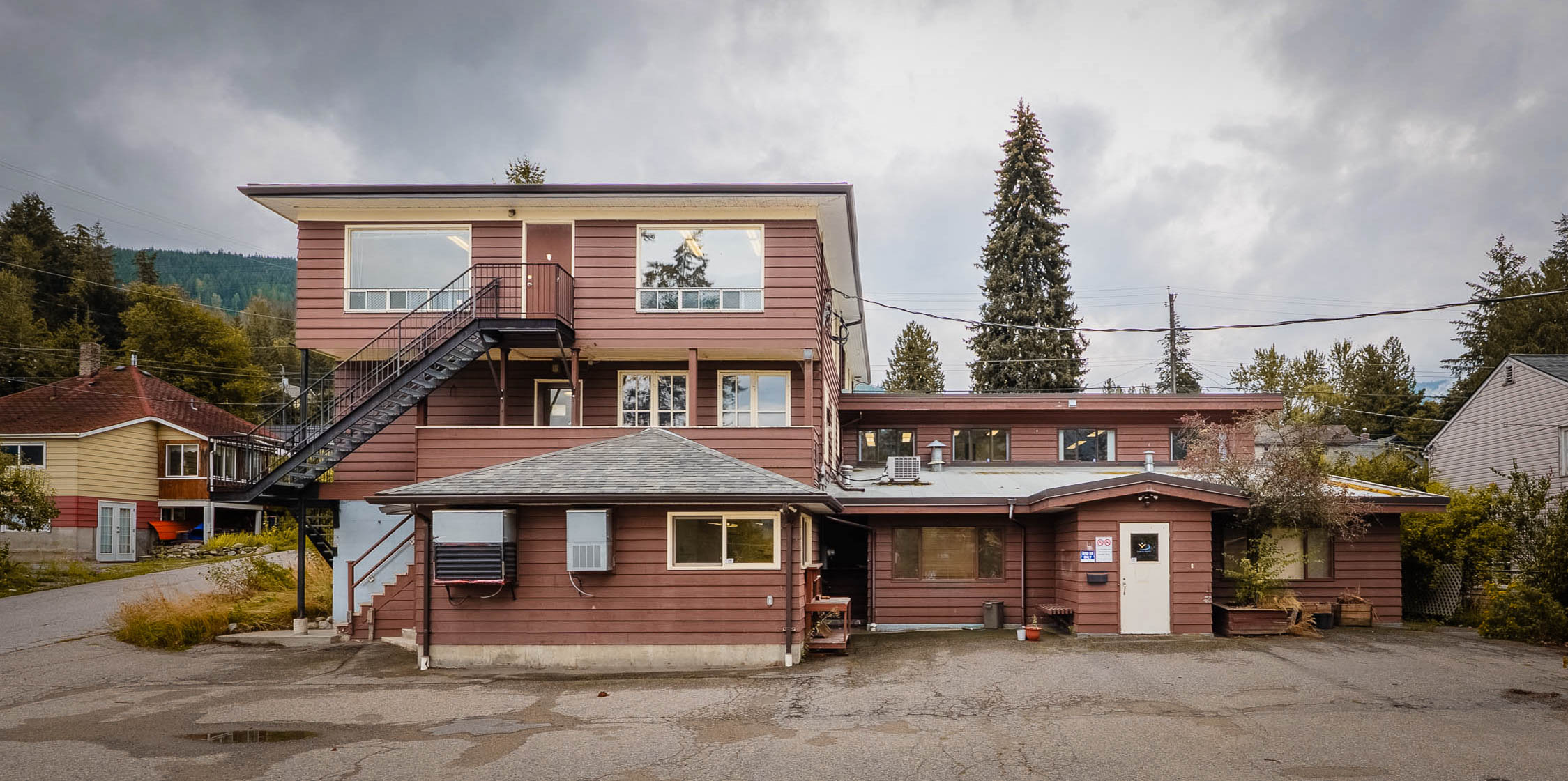 Exterior of 905–909 Gordon Street, Nelson