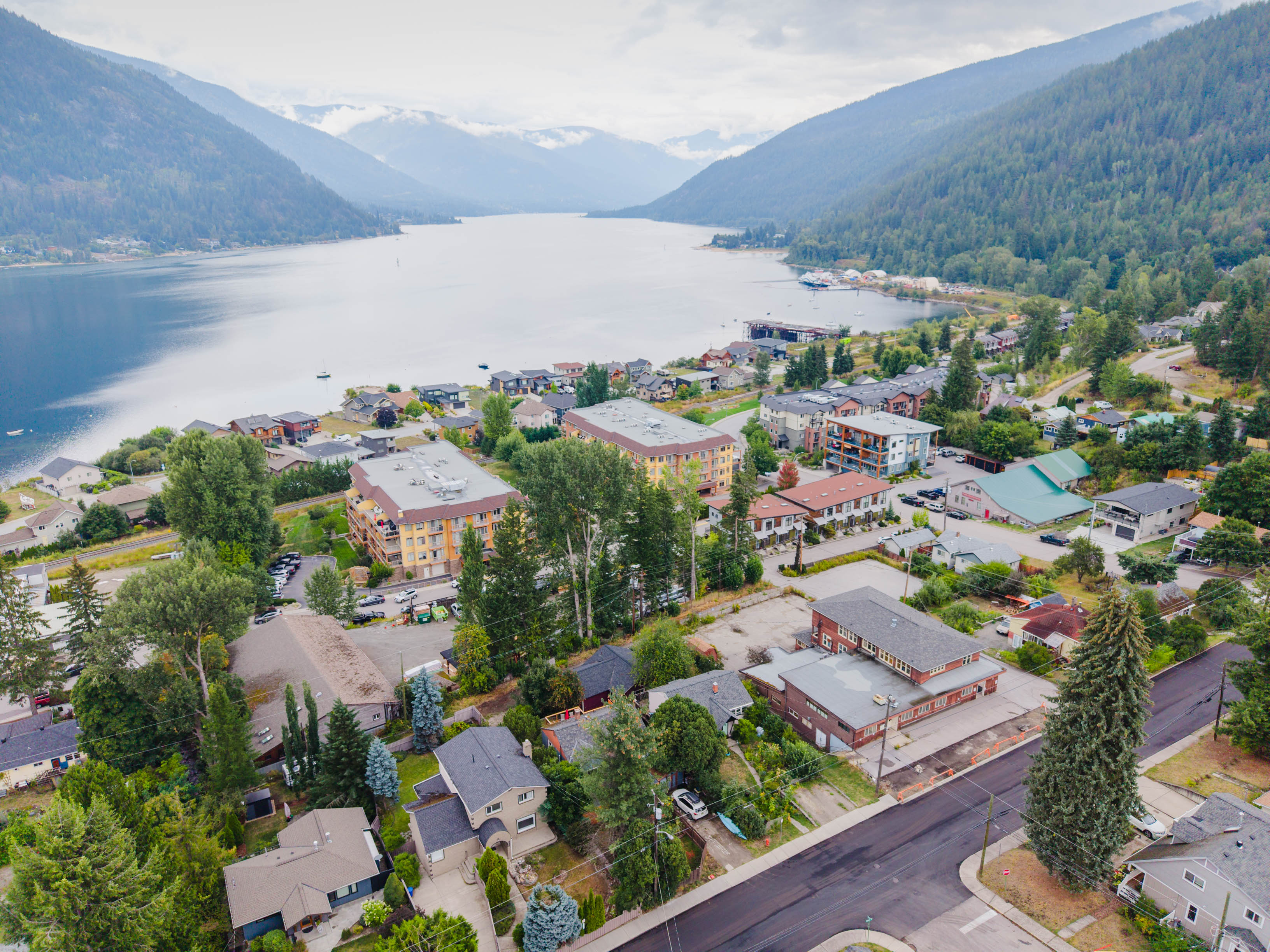 Aerial perspective of the building and surrounding Nelson neighbourhood near the lake