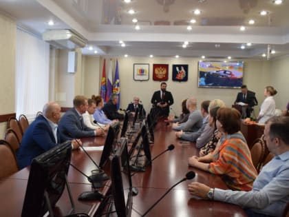 В мэрии поздравили представителей транспортных предприятий города с Днем автомобилиста