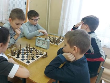 За шахматной доской – школьники