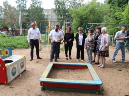 В областном центре заменят почти четыреста игровых элементов на детских площадках