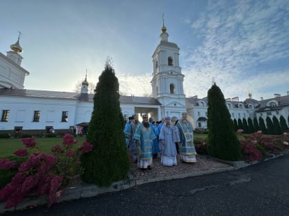 Торжественная встреча ковчега с частью Пояса Пресвятой Богородицы, частицами мощей святых праведных Иоакима и Анны