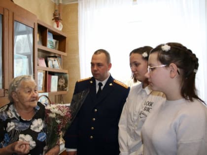 Сотрудники следственного управления поздравили с Международным женским днем ветерана Великой Отечественной войны