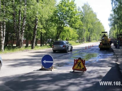 На улице Василевского латают ямы