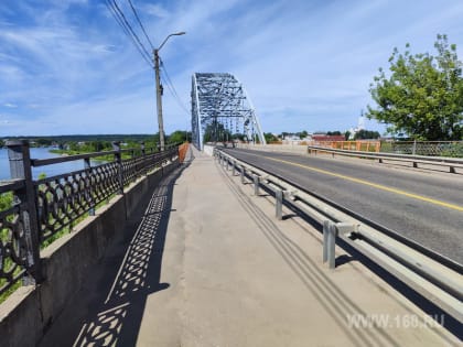 Навалы строительного мусора с тротуара Никольского моста убрали