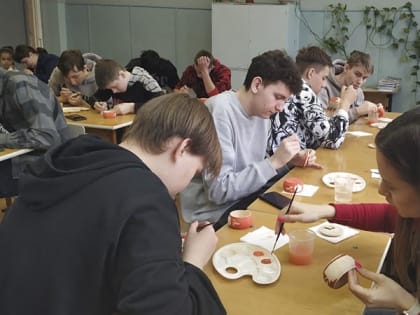 Сотрудники Государственного музея Холуйского искусства побывали с мастер – классом в гостях у студентов индустриального колледжа