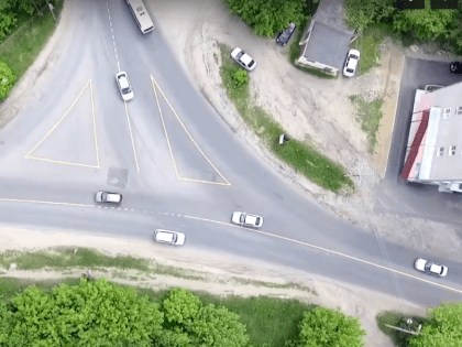 Вид с квадрокоптера движения по новой разметке у Кузнецкого моста и парка культуры