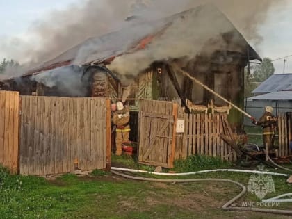 МЧС опубликовало видео горящего дома в городе Ивановской области