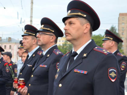 В Иванове полицейские и общественники зажгли «свечи памяти» и возложили цветы к мемориалу Героям Фронта и Тыла