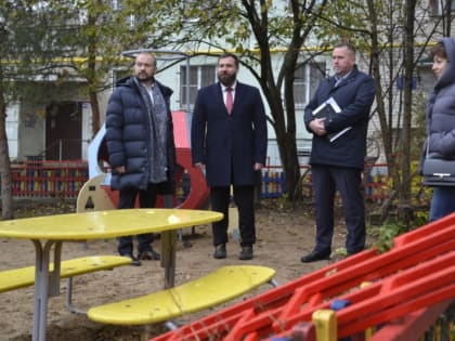 В городе заменили 700 детских игровых элементов во дворах