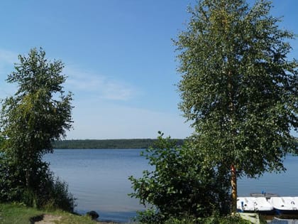 Скоро в школу, а рядом водоем