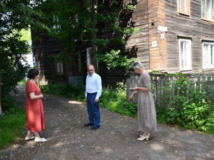 На территориях 4 и 6 домов на ул. Серафимовича появится асфальтовое покрытие