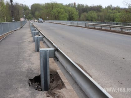 На капитально отремонтированном мосту через Томну опять не так