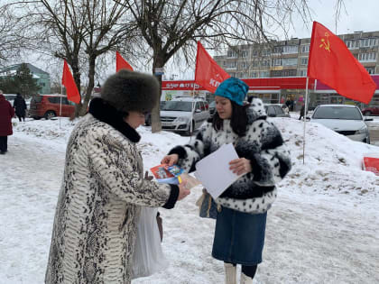 КОХОМСКИЕ КОММУНИСТЫ ПОЗДРАВИЛИ ЖИТЕЛЕЙ ГОРОДА С НОВЫМ ГОДОМ