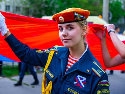 Курсанты Академии  пронесли флаг России длиной 37 метров!