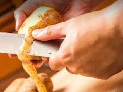 В Шуе мужчина чистил картошку и случайно смертельно поранил себя