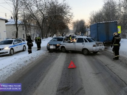 В Кинешме водитель «ВАЗа» врезался в иномарку