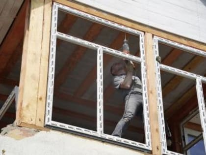 Традиция заклеивать окна с наступлением холодов в классах уходит в прошлое. В школах и детских садах Фурмановского района меняют старые окна на современные пластиковые