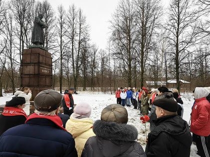 ЦВЕТЫ ПАМЯТИ. В ЗАВОЛЖСКЕ  ВОЗЛОЖИЛИ ЦВЕТЫ, В ЧЕСТЬ 140-ЛЕТИЯ СО ДНЯ РОЖДЕНИЯ М.В. ФРУНЗЕ