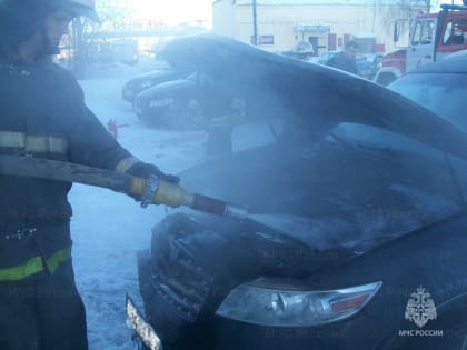 В загоревшихся в Кинешме двух автомобилях вспыхнули моторный отсеки