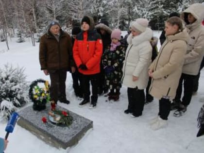 В  парк памяти блокадников ветеран из д. Гаврилово, который он обустраивает, пригласил школьников отметить День полного освобождения Ленинграда от фашистской блокады