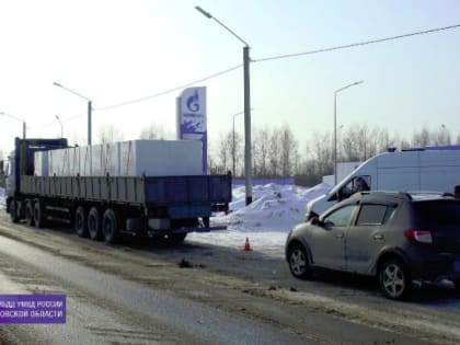В Приволжском районе в ДТП с фурой пострадал стоявший на дороге водитель легковушки