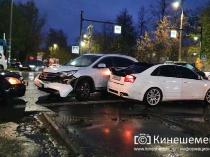 Авария с участием 4 авто у гипермаркета в Кинешме