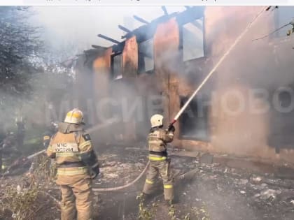 В Иванове пожарные спасли от огня дом рядом с горевшей постройкой