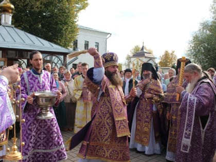 Архиерейское богослужение в монастыре Животворящего Креста Господня