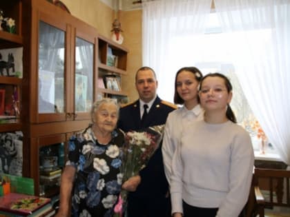 Сотрудники следственного управления поздравили с Международным женским днем ветерана Великой Отечественной войны