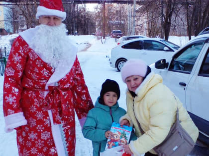 КИНЕШМА: КРАСНЫЙ ДЕД МОРОЗ ВРУЧИЛ НОВОГОДНИЕ ПОДАРКИ ДЕТЯМ КОММУНИСТОВ