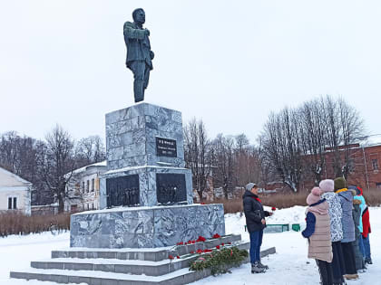 ЦВЕТЫ М.В. ФРУНЗЕ И ГЕРОЯМ СТАЛИНГРАДА ОТ ШУЙСКИХ ПИОНЕРОВ