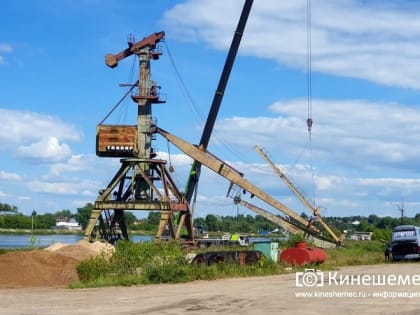 Конец эпохи: в Кинешме разбирают последний портальный кран