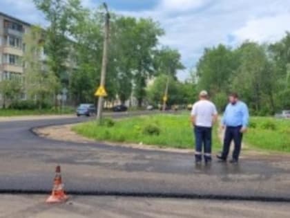 Работы по укладке подрядчиком основного слоя асфальта