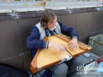 На улице в центре Кинешмы неожиданно сыграл «гусляр всея Руси» Егор Стрельников