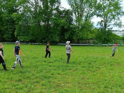 А все-таки на свете придумано не зря, что открывают двери ребятам лагеря! Летний пришкольный лагерь -  путешествие в мир открытий: первые дни отдыха