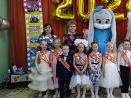 В школу деток провожали и успехов им желали