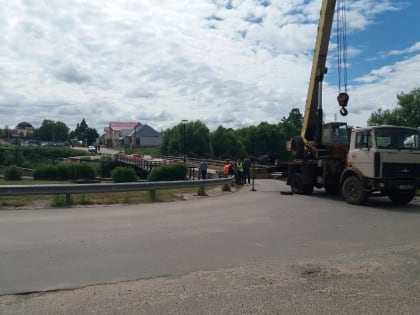 В Холуе деревянный мост через Тезу оказался на грани разрушения