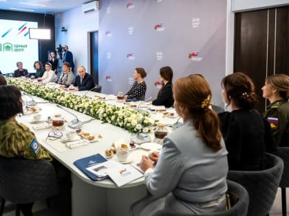 Президент Владимир Путин встретился с сотрудницами и подопечными фонда «Защитники Отечества»
